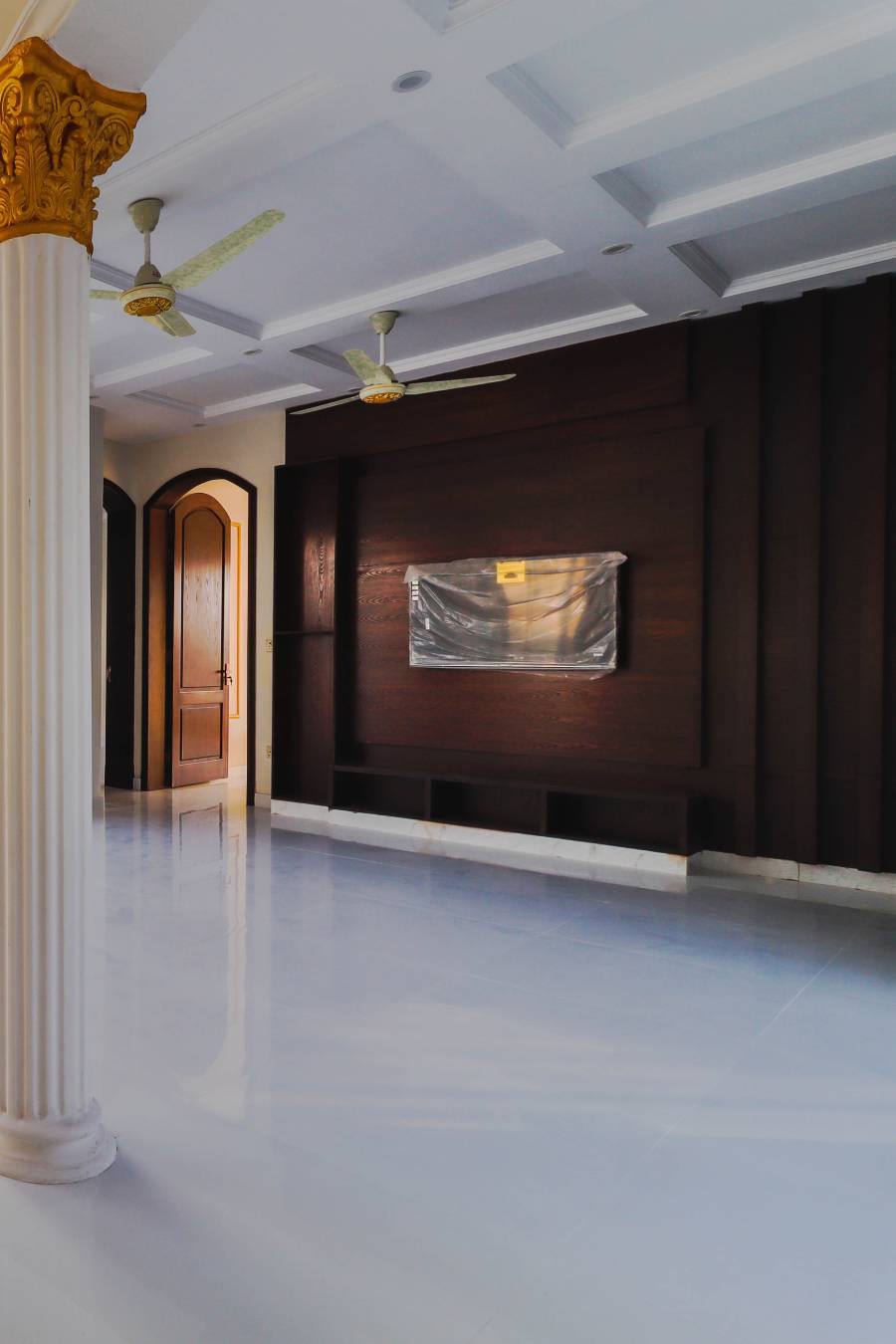 Reflective epoxy floor finish